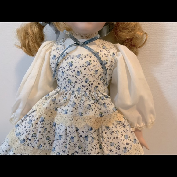 1988 Vintage Collectible Porcelain Doll with a Stand - Picture 4 of 10